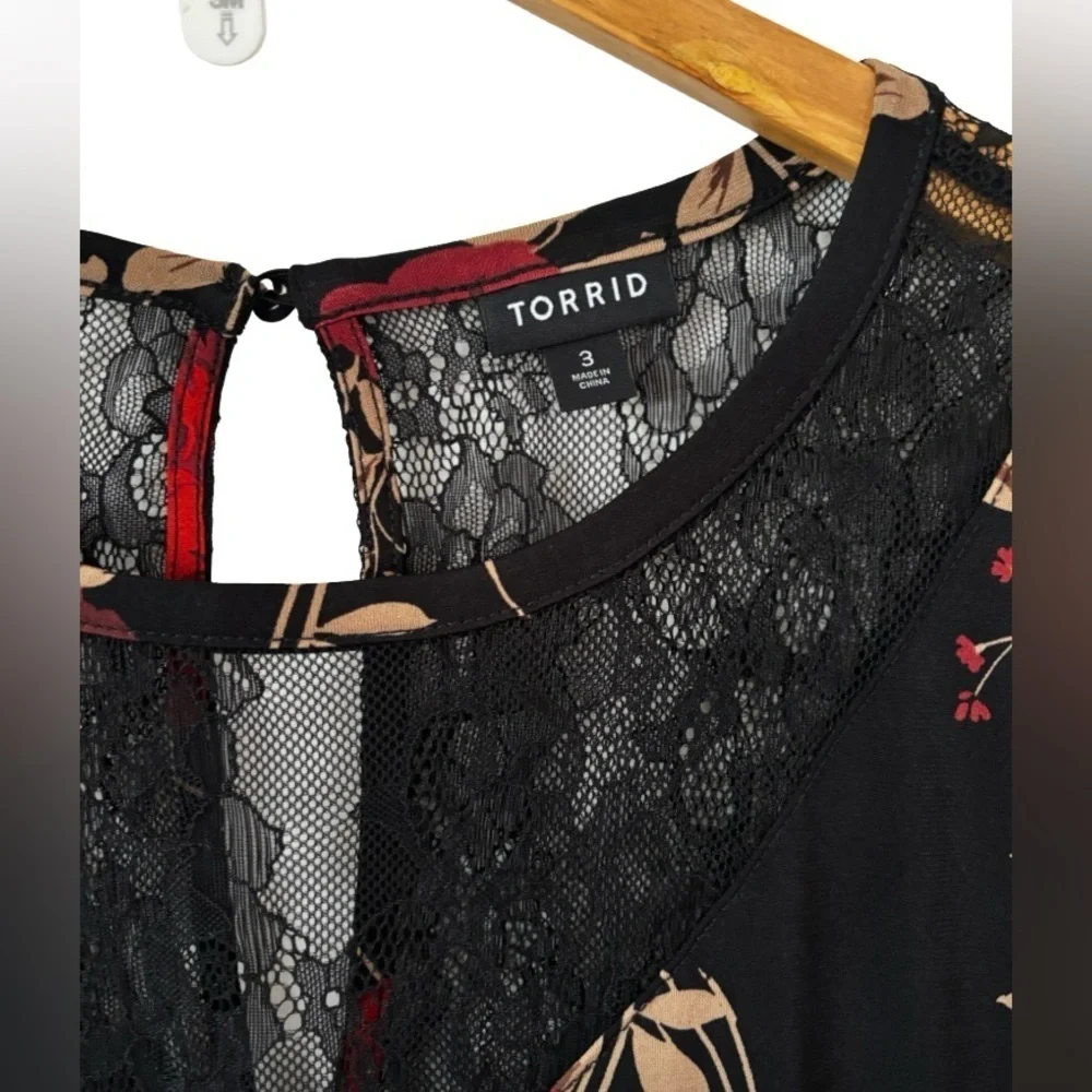 torrid Whimsigoth blk lace & studio knit floral fluttr slv assym midi drss SZ 3 - Picture 6 of 10